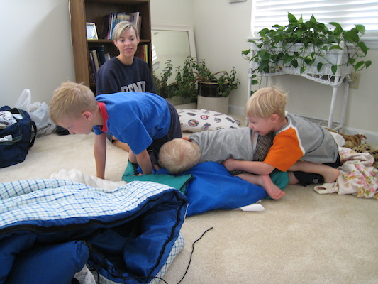 Tate, Tim, Cole and Noah wrestling (06-14-2007 07:54)