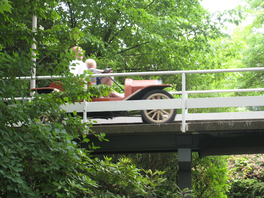Cole and Poppy driving at Kennywood (06-14-2007 14:16)