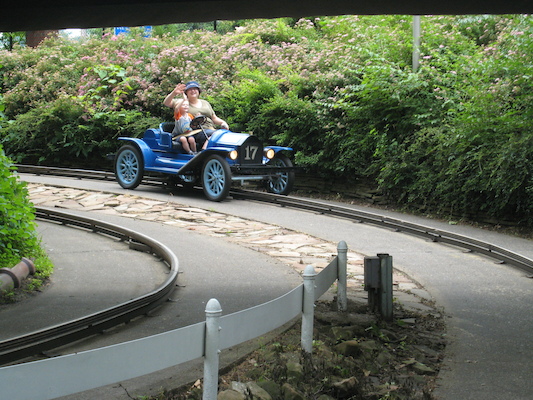 Tim and Xine driving at Kennywood (06-14-2007 14:17)