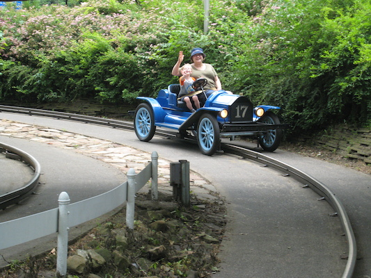 Tim and Xine driving at Kennywood (06-14-2007 14:17)