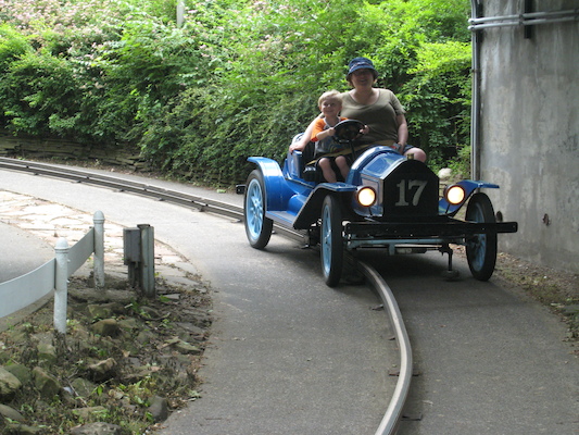 Tim and Xine driving at Kennywood (06-14-2007 14:17)