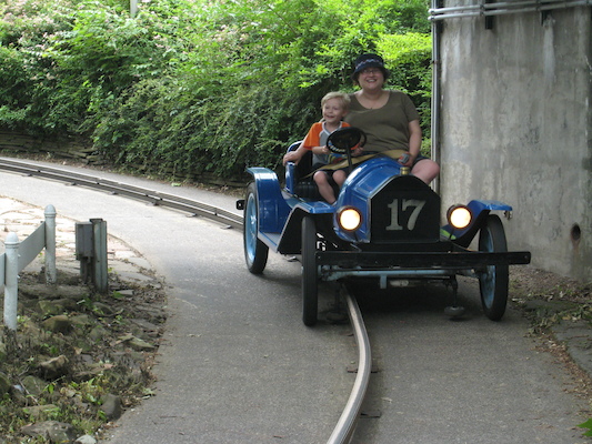 Tim and Xine driving at Kennywood (06-14-2007 14:17)
