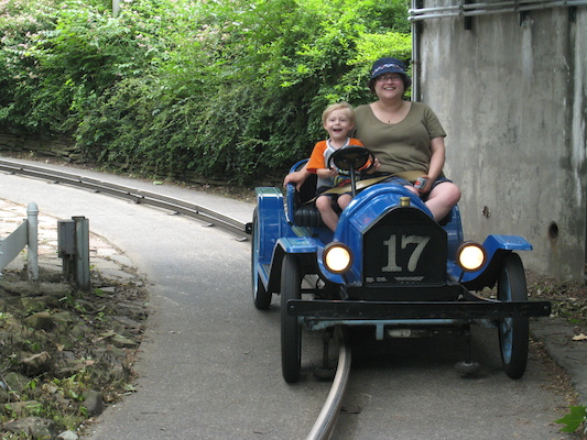 Tim and Xine driving at Kennywood (06-14-2007 14:17)