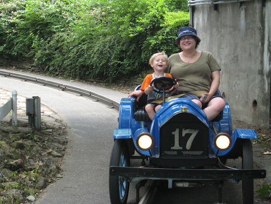 Tim and Xine driving at Kennywood (06-14-2007 14:17)