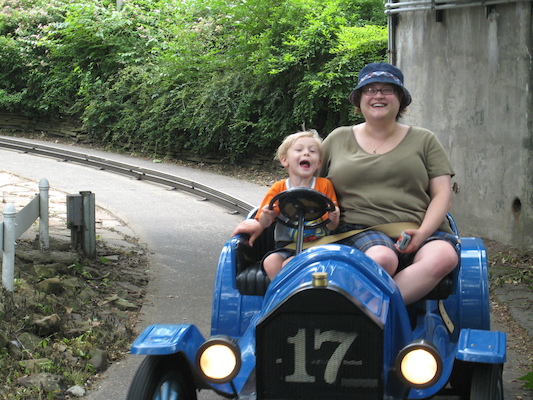 Tim and Xine driving at Kennywood (06-14-2007 14:17)