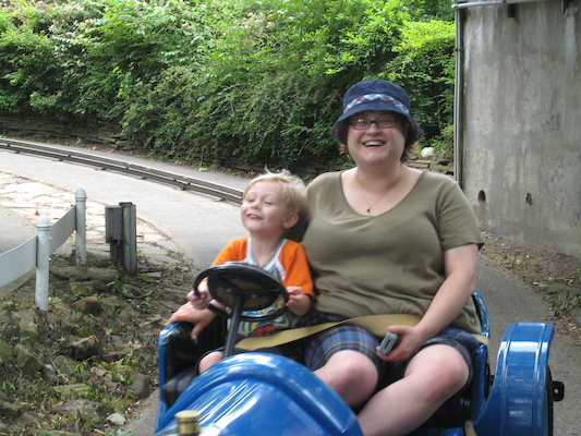 Tim and Xine driving at Kennywood (06-14-2007 14:17)