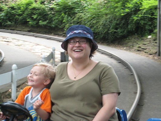 Tim and Xine driving at Kennywood (06-14-2007 14:17)