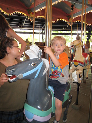 Xine and Tim on the merry go round (06-14-2007 14:46)