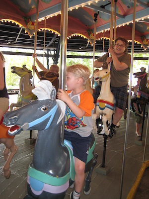Xine and Tim on the merry go round (06-14-2007 14:46)