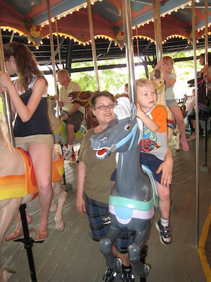 Xine and Tim on the merry go round (06-14-2007 14:51)