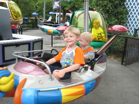 Tim and Cole in a space ship (06-14-2007 15:10)