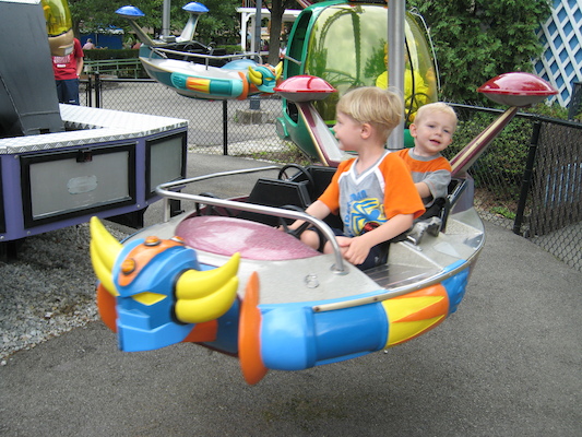 Tim and Cole in a space ship (06-14-2007 15:10)