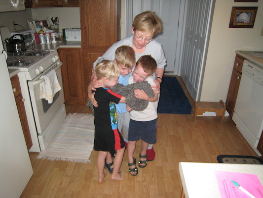 Tate, Noah and Tim hugging with Bonnie (06-15-2007 06:56)