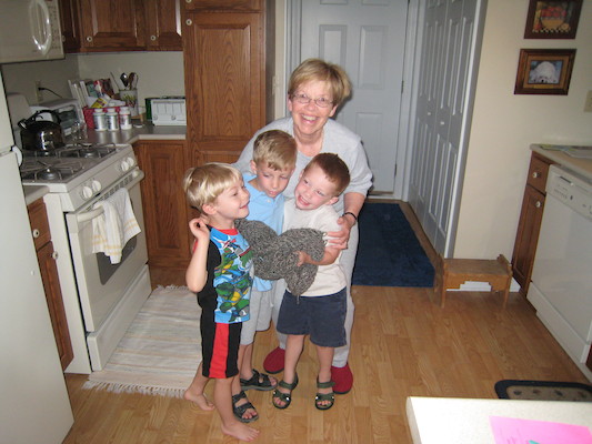 Tate, Noah and Tim hugging with Bonnie (06-15-2007 06:56)