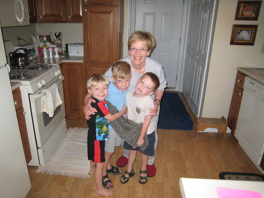 Tate, Noah and Tim hugging with Bonnie (06-15-2007 06:56)