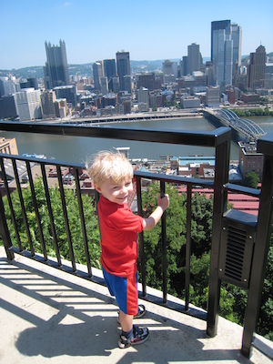 Tim in front of the Pittsburgh skyline (06-15-2007 11:30)