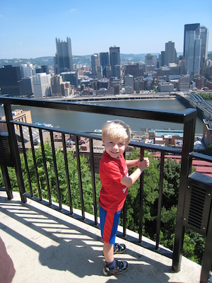 Tim in front of the Pittsburgh skyline (06-15-2007 11:30)
