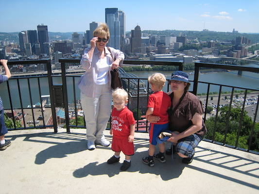 Bonnie, Cole, Tim and Xine in front of the Pittsburgh skyline (06-15-2007 11:31)