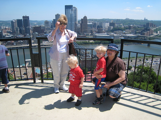 Bonnie, Cole, Tim and Xine in front of the Pittsburgh skyline (06-15-2007 11:31)