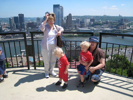 Bonnie, Cole, Tim and Xine in front of the Pittsburgh skyline (06-15-2007 11:31)