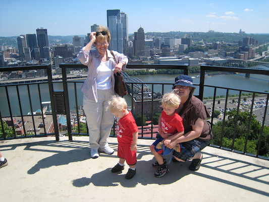 Bonnie, Cole, Tim and Xine in front of the Pittsburgh skyline (06-15-2007 11:31)
