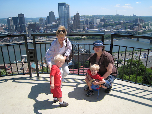 Bonnie, Cole, Tim and Xine in front of the Pittsburgh skyline (06-15-2007 11:31)