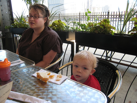 Xine and Cole eating (06-15-2007 12:27)