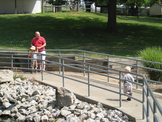Tim, Poppy and Cole feeding the ducks (06-16-2007 11:10)