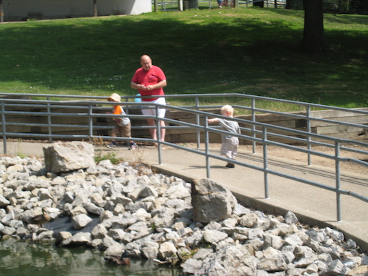 Tim, Poppy and Cole feeding the ducks (06-16-2007 11:10)