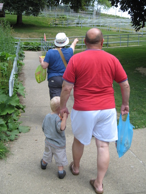 Mommy, Cole and Poppy spy the buffalo (06-16-2007 11:16)