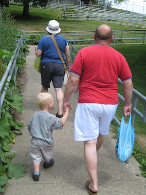 Mommy, Cole and Poppy spy the buffalo (06-16-2007 11:16)