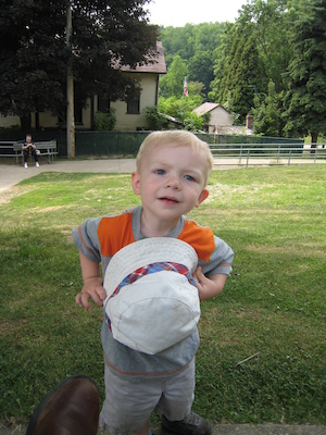 Cole with a hat (06-16-2007 11:26)