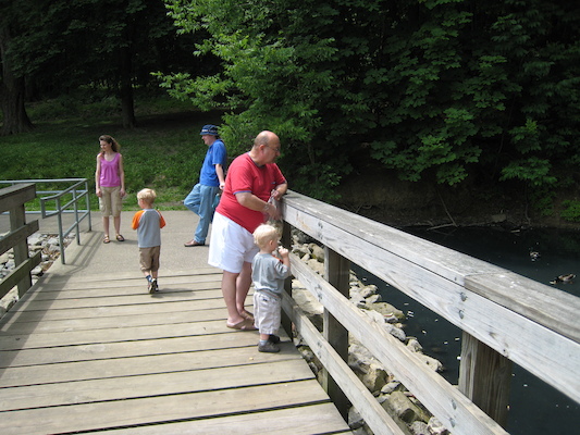 Poppy, Tim and Cole feeding the ducks with Kristin and Ben (06-16-2007 12:10)