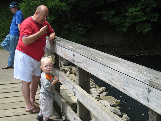 Poppy and Cole feeding the ducks with Ben (06-16-2007 12:11)