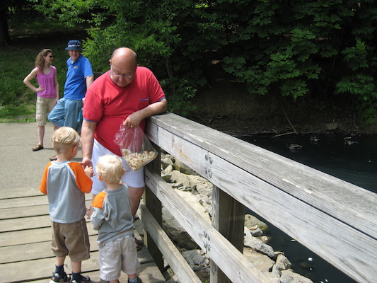 Poppy, Tim and Cole feeding the ducks with Kristin and Ben (06-16-2007 12:12)
