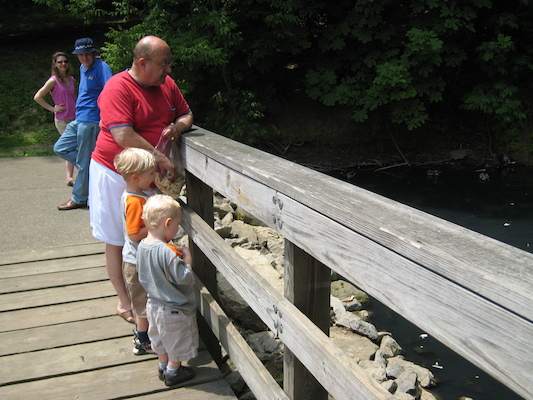 Poppy, Tim and Cole feeding the ducks with Kristin and Ben (06-16-2007 12:12)
