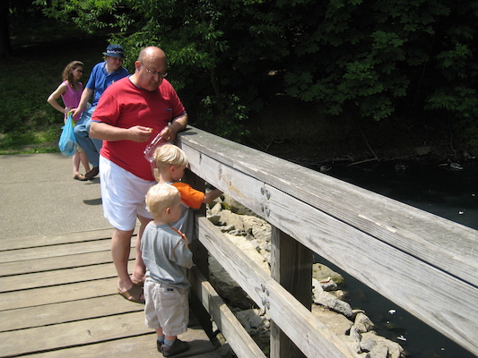 Poppy, Tim and Cole feeding the ducks with Kristin and Ben (06-16-2007 12:12)