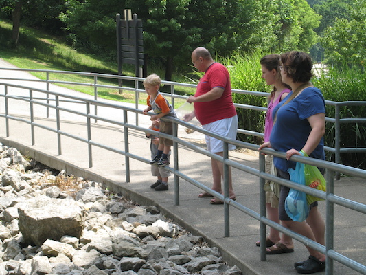 Cole, Tim, Poppy, Kristin and Christine feeding the ducks (06-16-2007 12:16)