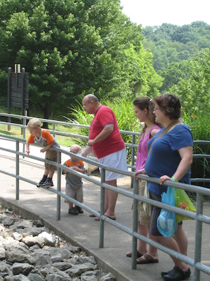 Cole, Tim, Poppy, Kristin and Christine feeding the ducks (06-16-2007 12:16)