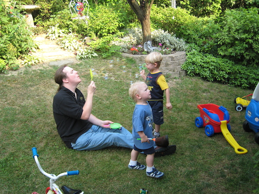 Ben, Cole and Tim blowing bubbles (06-17-2007 17:58)