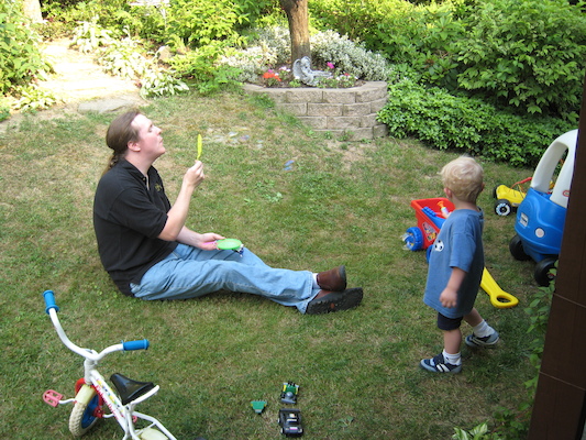 Ben and Cole blowing bubbles (06-17-2007 17:58)