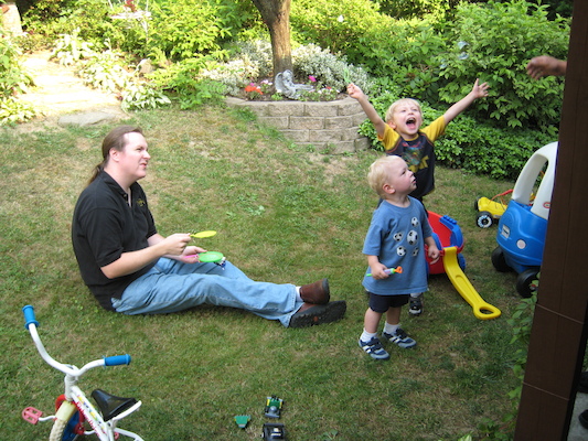 Ben, Cole and Tim blowing bubbles (06-17-2007 17:58)
