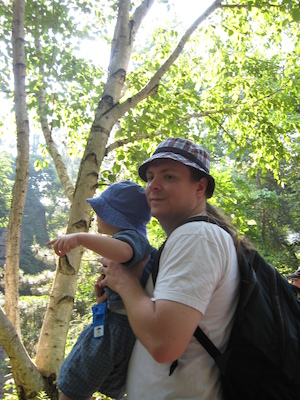 Cole and Ben watching the tigers (06-18-2007 09:37)