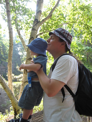 Cole and Ben watching the tigers (06-18-2007 09:37)