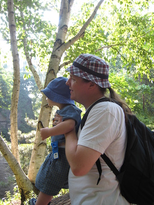 Cole and Ben watching the tigers (06-18-2007 09:37)