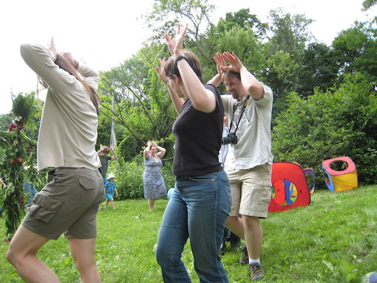 Swedish frog-bunny dance (06-23-2007 15:44)