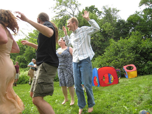 Swedish frog-bunny dance (06-23-2007 15:44)