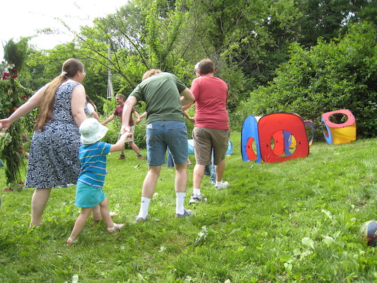 Swedish frog-bunny dance (06-23-2007 15:44)