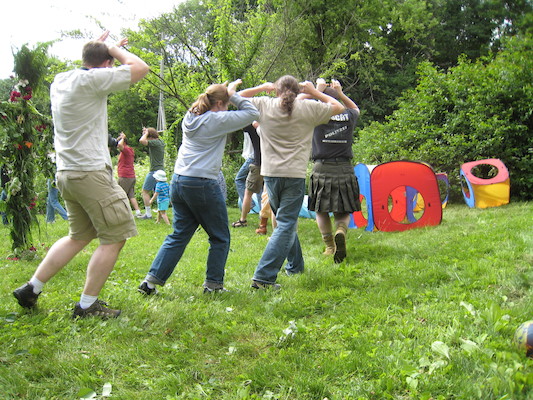 Swedish frog-bunny dance (06-23-2007 15:45)