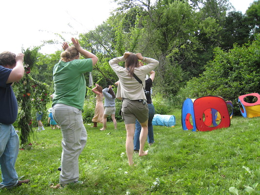 Swedish frog-bunny dance (06-23-2007 15:45)